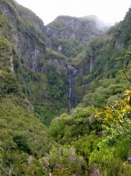 Vue lointaine de la cascade de Risco