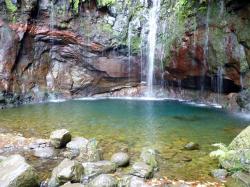 Mini-lac au pied de la cascade principale